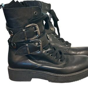 NWOT- Ankle boots with side zip